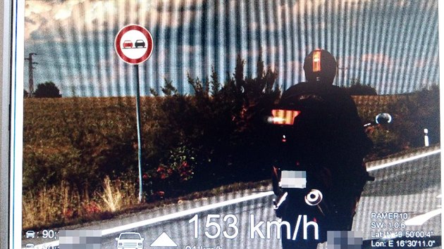 Rekordmanem pi dopravn akci byl motocyklista, kter jel 153 km/h