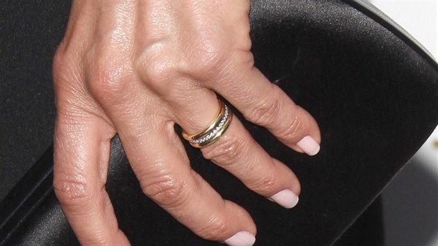 Snubn prsten Jennifer Anistonov zdob diamanty.
