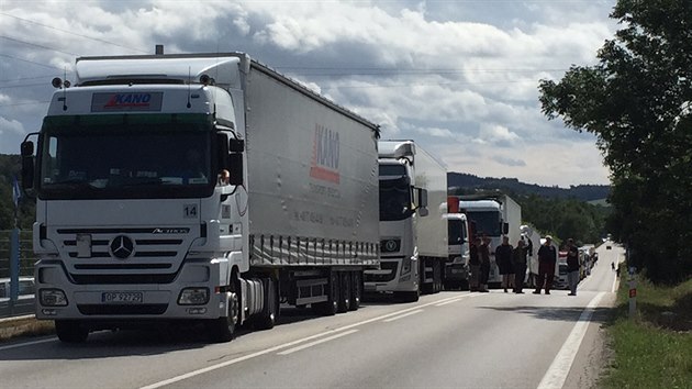 Vn dopravn nehoda v Olbramovicch na Beneovsku zablokovala dopravu (25.8.2015).