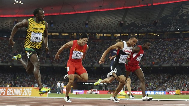 Usain Bolt kontroluje svoje soupee v semifinále stovky na MS v Pekingu.