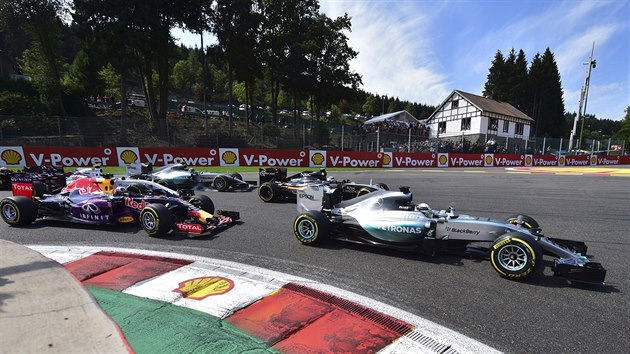 Lewis Hamilton vede poad jezdc ve Velk cen Belgie formule 1.