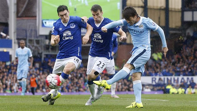 David Silva z Manchesteru City stl na branku Evertonu.