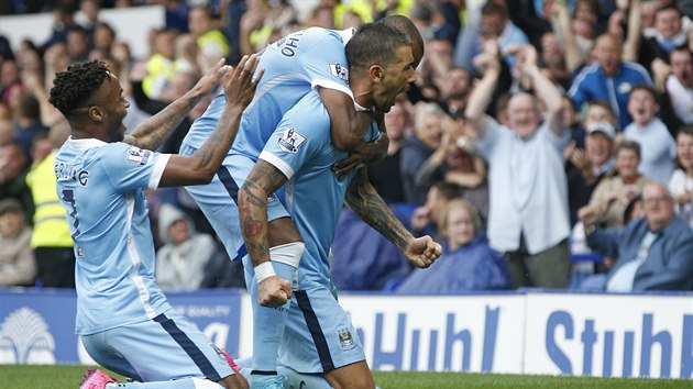 Aleksandar Kolarov z Manchesteru City slaví gól.