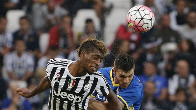 Kingsley Coman z Juventusu Turn (vlevo) a Thomas Heurtaux z Udine v hlavikovm souboji.