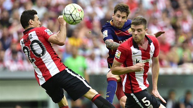 Lionel Messi z Barcelony prostelil m mezi dvma hri Bilbaa, Aritz Aduriz i Javier Eraso ho nedokzali zblokovat.