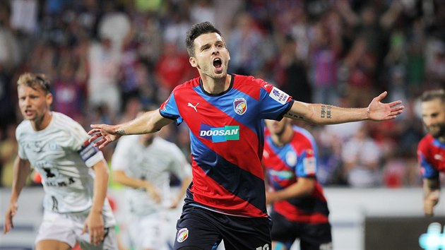 Michal uri slaví gól do sít Olomouce.