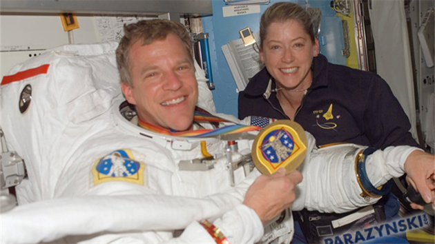Scott Parazynski dostal po sv posledn vychzce v kosmu (EVA) vzpomnkovou medaili (mise STS-120 v roce 2007)