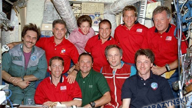 V rmci mise STS-86 (v roce 1997) doletla posdka raketoplnu Atlantis k rusk stanici MIR. Poprv byli v otevenm kosmu (EVA) zrove americk a rusk len posdky.