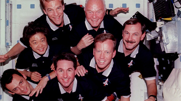 Posdka mise STS-95 (1998). Scott Parazynski je vlevo nahoe, vedle nj je John Glenn.