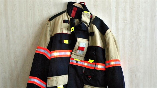 Vdci ze Zpadoesk univerzity v Plzni ve spoluprci s prmyslovmi partnery vyvinuli inteligentn rukavice pro hasie a tak speciln zsahov oblek. (20. srpna 2015)
