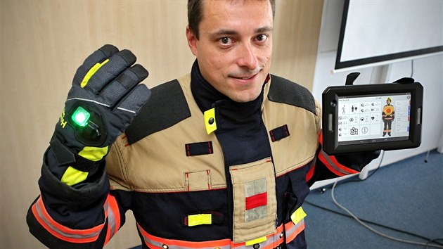 Vdci ze Zpadoesk univerzity v Plzni ve spoluprci s prmyslovmi partnery vyvinuli inteligentn rukavice pro hasie a tak speciln zsahov oblek. (20. srpna 2015)