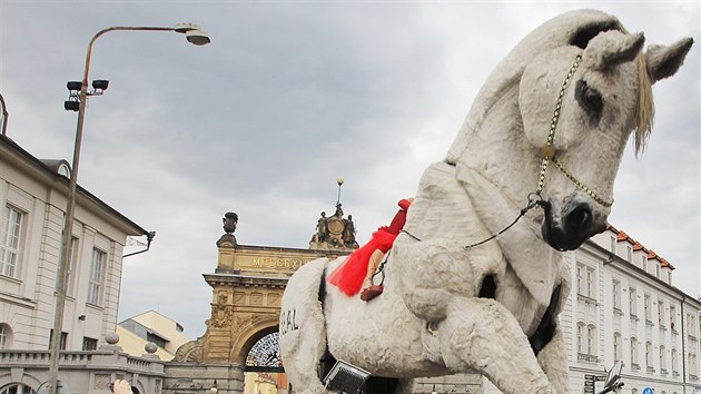 Ob loutky se v ptek odpoledne pesunuly z ndvo Plzeskho Prazdroje na nmst Republiky, kde ekaly na zahjen veernho pedstaven. V prvodu s nimi li tak akrobat a tanenci. (28. srpna 2015)