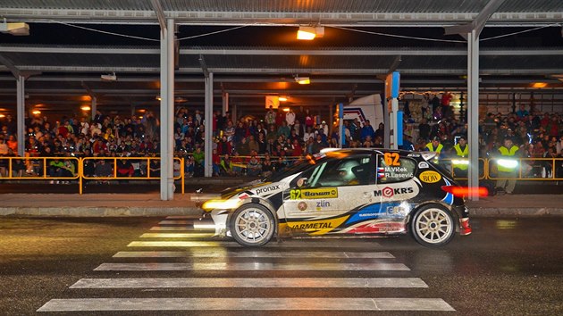 Mstsk rychlostn zkouka pi Barum Czech Rally 2014. Tra vede i zlnskm autobusovm ndram.