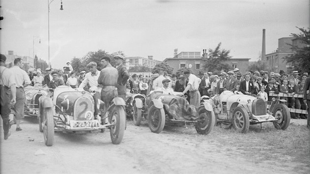 Na start zvodu dorazilo 85 astnk v automobilech i na motocyklech.