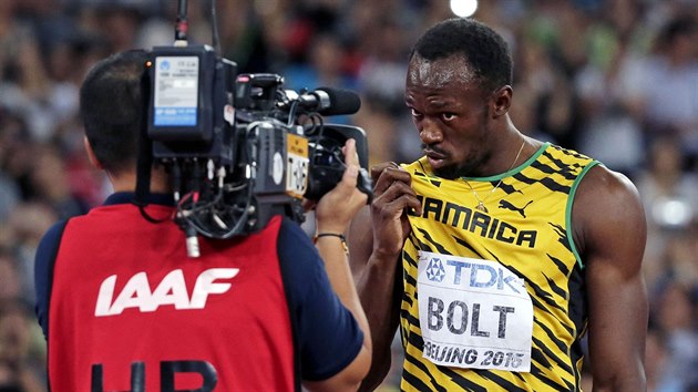 Usain Bolt pzuje kamerm pot, co vyhrl  zvod na 200 metr na MS v Pekingu.