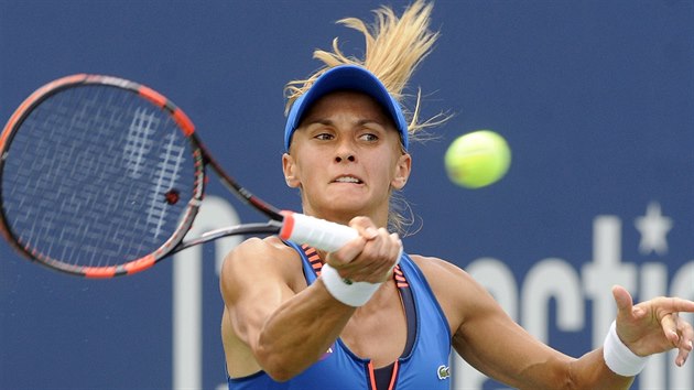 Ukrajinsk tenistka Lesja Curenkov v duelu s Karolnou Plkovou.