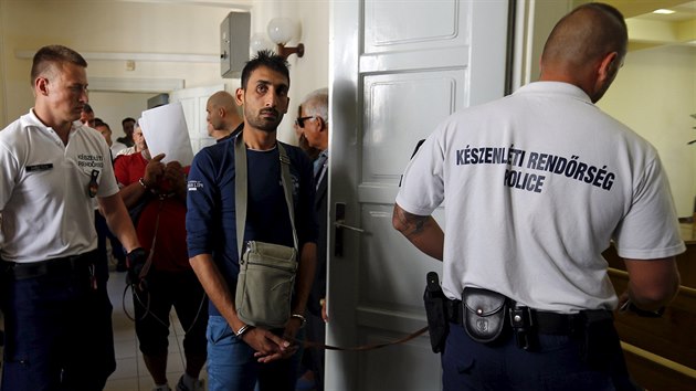 Soud v maarskm Kecskemtu prodlouil vazbu tyem mum, kte jsou podezel z podlu na smrti 71 uprchlk v chladrensk dodvce na vchod Rakouska (29. srpna 2015).