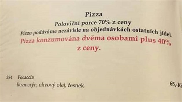 Pizzerie mla v jídelním lístku piráku za konzumaci jedné pizzy dvma osobami.