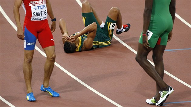 Wayde van Niekerk padl po vtznm finle na 400 metr vyerpnm na zem.