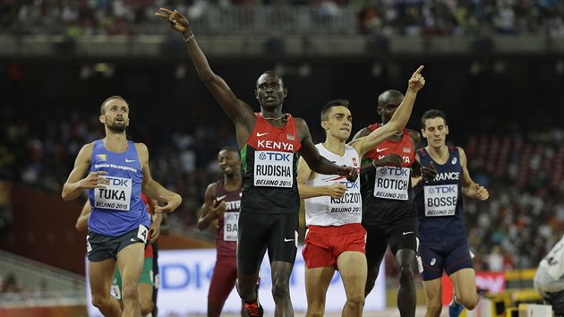 David Lekuta Rudisha (uprosted) ovldl bh mu na 800 metr na MS v Pekingu.