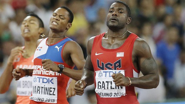 Justin Gatlin (vpravo) v semifinle sprintu na 200 metr na MS v Pekingu