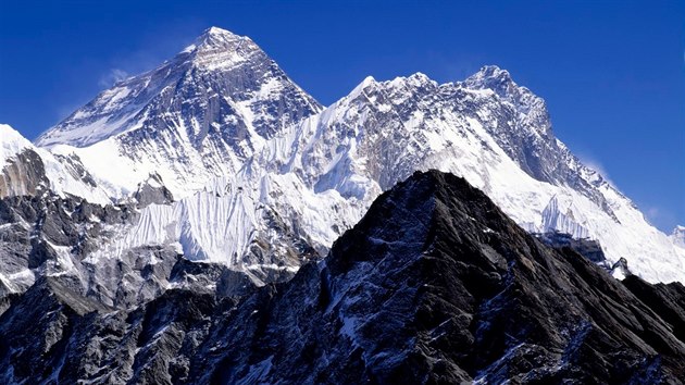 Mount Everest je vzvou pro mnoh horolezce, letos se na nj ale po dubnovm zemtesen chyst zatm jen jeden horolezec z Japonska.