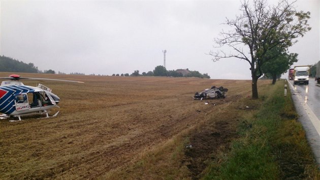 estaticetilet idi na Blanensku nezvldl zen. Havaroval a letl vzduchem ptadvacet metr do pole (19. 8. 2015).