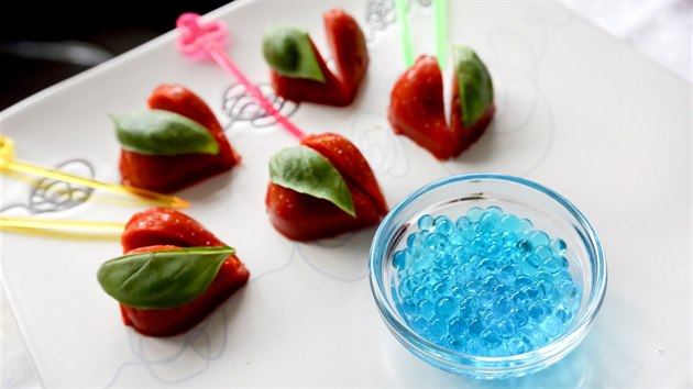 Vědciz brněnského VUT umí vytvořit například jahody, které chutnají jako rajská omáčka.