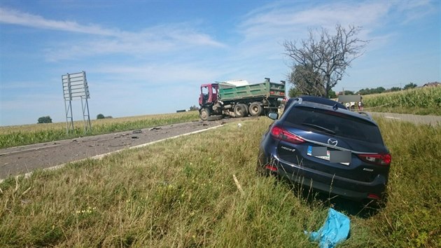 Nehoda t nkladnch aut a jednoho osobnho vozu zablokovala na nkolik hodin silnici I/14 mezi Solnic a Jetticemi na Rychnovsku (26.8.2015).