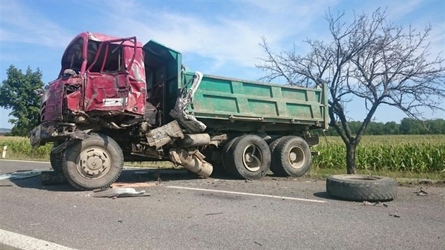 Nehoda t nkladnch aut a jednoho osobnho vozu zablokovala na nkolik hodin silnici I/14 mezi Solnic a Jetticemi na Rychnovsku (26.8.2015).