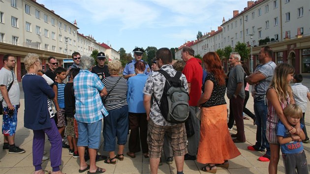 Mezi lidi vyrazil f Mstsk policie v Karvin Petr Biej a dal, kte e problmy vylouen lokality denn.