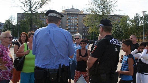 Mezi lidi vyrazil f Mstsk policie v Karvin Petr Biej a dal, kte e problmy vylouen lokality denn.