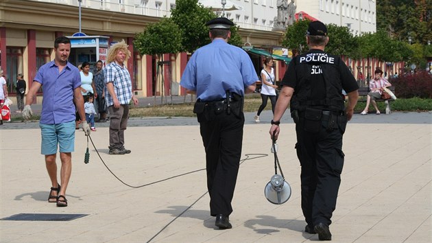 Mezi lidi vyrazil f Mstsk policie v Karvin Petr Biej a dal, kte e problmy vylouen lokality denn.