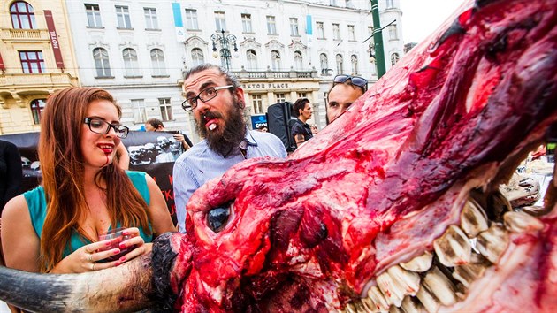 Aktivist za prva zvat v rmci celosvtov kampan Respektuj ivot podali slavnostn hostinu, aby upozornili na trn zvat v masnm prmyslu (27. 8. 2015).