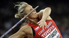 Barbora potáková se opírá do kvalifikaního hodu na MS v Pekingu.