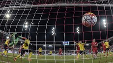 TŘETÍ GÓL. Sparta jde v Thunu znovu do vedení, Costa právě střílí gól na 3:2. TŘETÍ GÓL. Sparta jde v Thunu znovu do vedení, Costa právě střílí gól na 3:2.