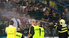 Sektor hostujících fanoušků v Liberci během sprchy od hasičů. Sektor hostujících fanoušků v Liberci během sprchy od hasičů.