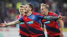 Ondej Vank se raduje z druhého gólu Plzn do sít Vojvodiny Novi Sad.