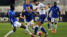 Liberecký Isaac Sackey (vlevo) odzbrojil od míče domácího záložníka Tina... Liberecký Isaac Sackey (vlevo) odzbrojil od míče domácího záložníka Tina...