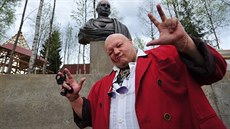 Stanislav Bareckij u busty Vladimira Putina v Petrohradu. Stanislav Bareckij u busty Vladimira Putina v Petrohradu.