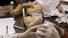 Pracovníci Národního muzea v Damaku zachraují vzácné pedmty ze sbírek po...