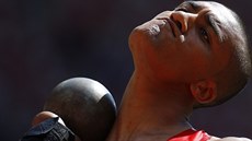 Ashton Eaton pi vrhu koulí.