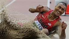 Ashton Eaton ve skoku do dálky na MS v Pekingu.