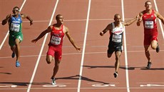 Ashton Eaton (druhý zleva) pi úvodní stovce desetiboje na MS v Pekingu.