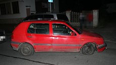 Wolkswagen Golf s proraženými pneumatikami, se kterým riskoval řidič i životy... Wolkswagen Golf s proraženými pneumatikami, se kterým riskoval řidič i životy...