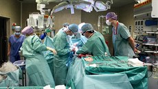 Operace trvala deset hodin a byla to první uskutečněná operace tohoto druhu v... Operace trvala deset hodin a byla to první uskutečněná operace tohoto druhu v...