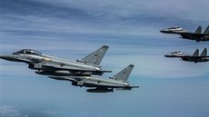 Dvojice stíhaek Typhoon britského Královského letectva pi cviení s indickými...