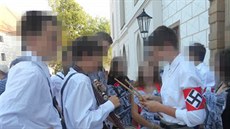 Deváťáci z Jemnice dorazili na soutěž i v dobových kostýmech. Deváťáci z Jemnice dorazili na soutěž i v dobových kostýmech.