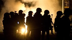 Policie se střetla s extremisty, kteří protestovali proti otevření uprchlického... Policie se střetla s extremisty, kteří protestovali proti otevření uprchlického...