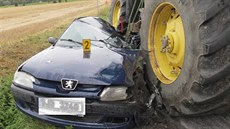 Traktor osobní vozidlo doslova slisoval. Řidičku zachránila včasná a... Traktor osobní vozidlo doslova slisoval. Řidičku zachránila včasná a...